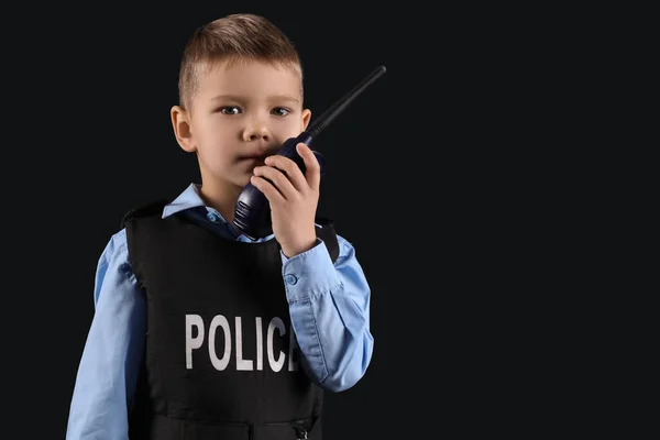 Lindo Pequeño Oficial Policía Con Transmisor Radio Sobre Fondo Negro — Foto de Stock