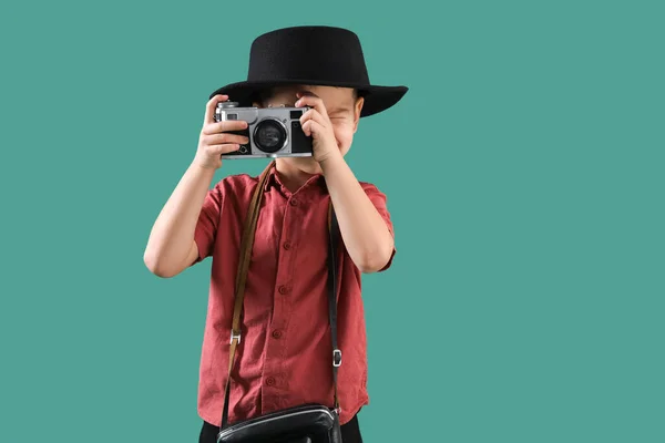 Fotografer Kecil Yang Lucu Dengan Kamera Latar Belakang Hijau — Stok Foto