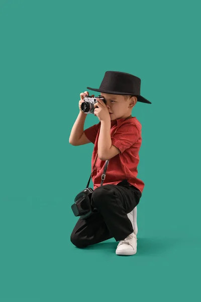 Netter Kleiner Fotograf Mit Kamera Auf Grünem Hintergrund — Stockfoto