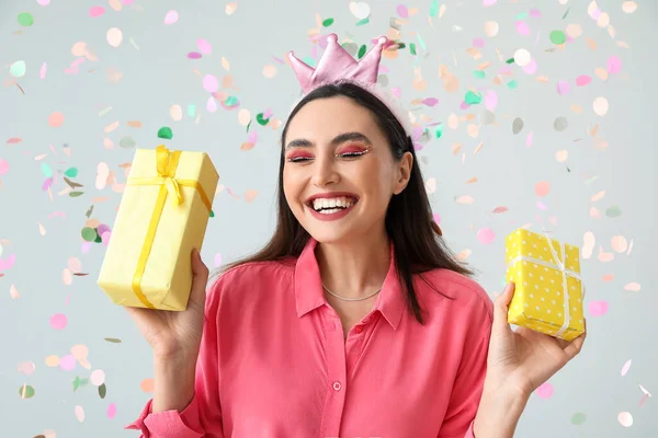 Mujer Joven Feliz Con Regalos Cumpleaños Sobre Fondo Gris —  Fotos de Stock