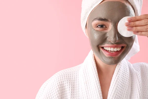 Jonge Vrouw Met Toegepaste Klei Masker Katoen Pad Roze Achtergrond — Stockfoto