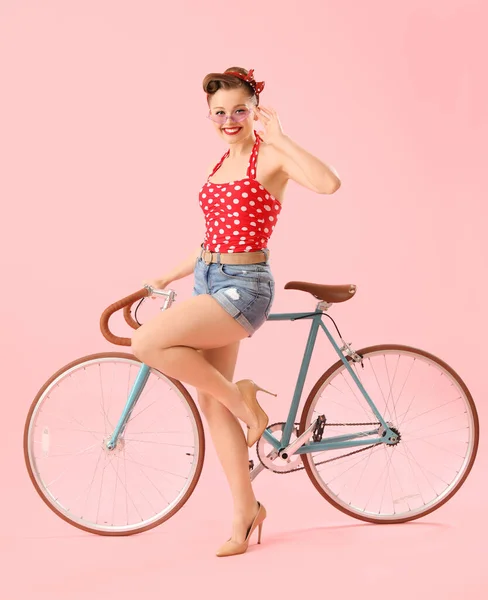 Jovem Pin Mulher Com Bicicleta Fundo Rosa — Fotografia de Stock