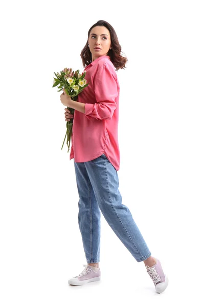 若いです女性でピンクシャツとともにAlstroemeria花上の白い背景 — ストック写真