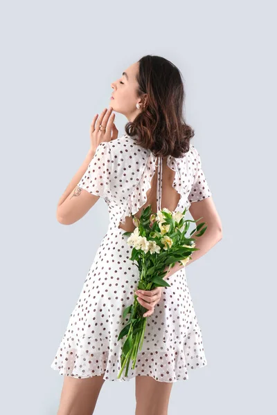 Jovem Vestido Com Flores Alstroemeria Fundo Cinza — Fotografia de Stock