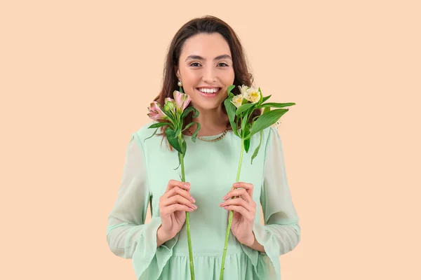 Bej Arka Planda Alstromerya Çiçekleri Olan Genç Bir Kadın — Stok fotoğraf
