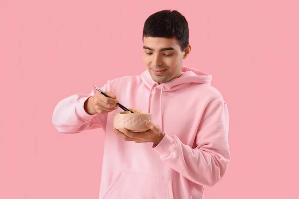 Young Man Bowl Chinese Noodles Pink Background — Fotografia de Stock
