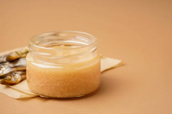 Glas Köstlichen Kaviar Von Capelin Auf Braunem Hintergrund — Stockfoto