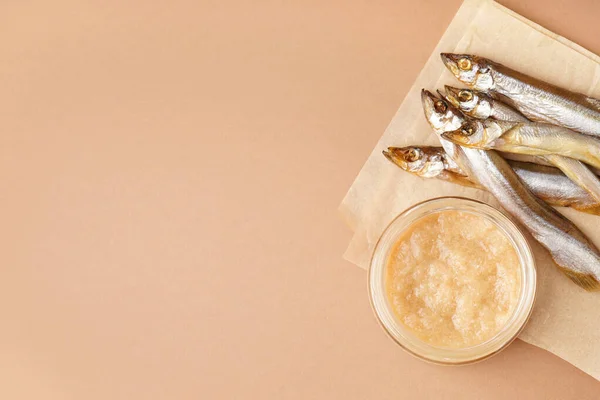 Pot Caviar Parchemin Avec Des Poissons Capelans Fumés Sur Fond — Photo