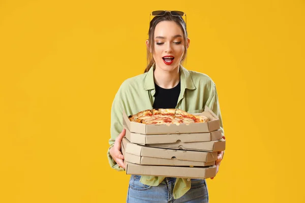 Zaskoczona Młoda Kobieta Kartonowymi Pudełkami Smacznej Pizzy Żółtym Tle — Zdjęcie stockowe