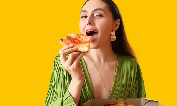 Młoda Kobieta Sukience Jedząca Smaczną Pizzę Żółtym Tle Zbliżenie — Zdjęcie stockowe