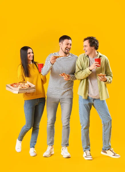Amigos Felizes Com Pizza Saborosa Bebidas Fundo Amarelo — Fotografia de Stock