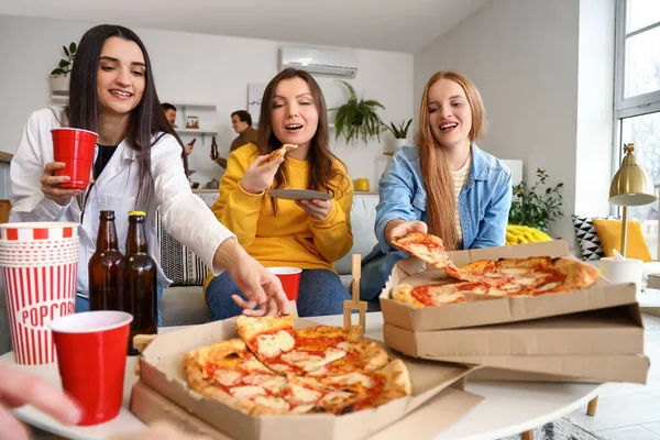Group Friends Tasty Pizza Drinks Home — Stock Photo, Image