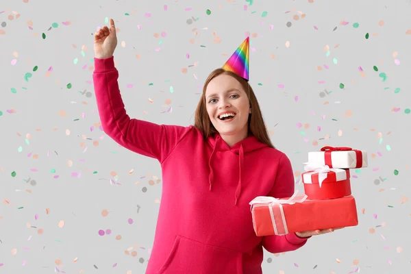 Mooie Vrouw Met Geschenken Vieren Verjaardag Grijze Achtergrond — Stockfoto