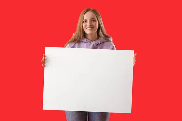 Mulher Bonita Com Grande Cartaz Branco Fundo Vermelho — Fotografia de Stock