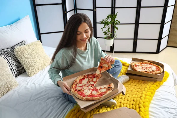 Jovem Com Caixas Pizza Saborosa Sentada Quarto — Fotografia de Stock
