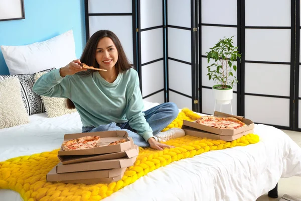 Mujer Joven Con Sabrosa Pizza Sentado Dormitorio — Foto de Stock