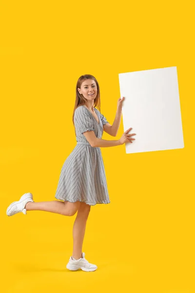 Mulher Bonita Com Grande Cartaz Branco Fundo Amarelo — Fotografia de Stock