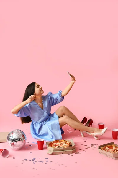 Jovem Com Pizza Saborosa Copos Bola Discoteca Tomando Selfie Fundo — Fotografia de Stock