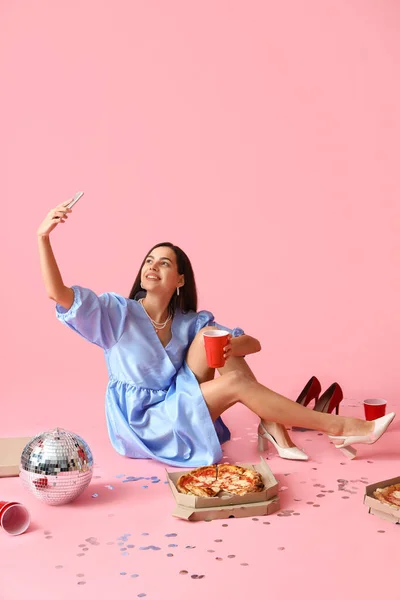 Junge Frau Mit Tasse Leckerer Pizza Und Discokugel Macht Selfie — Stockfoto