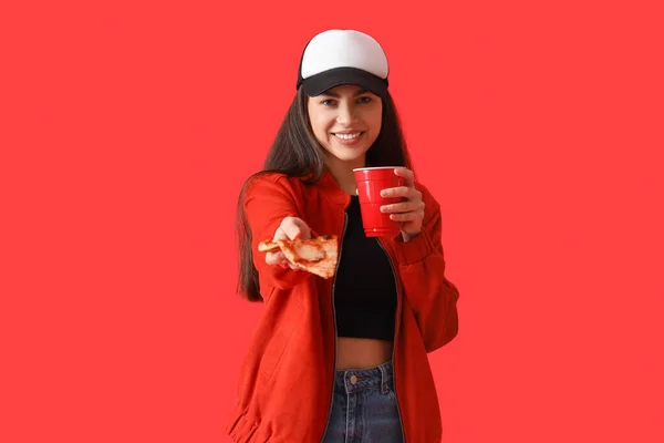 Fiatal Szelet Ízletes Pizza Csésze Piros Háttér — Stock Fotó
