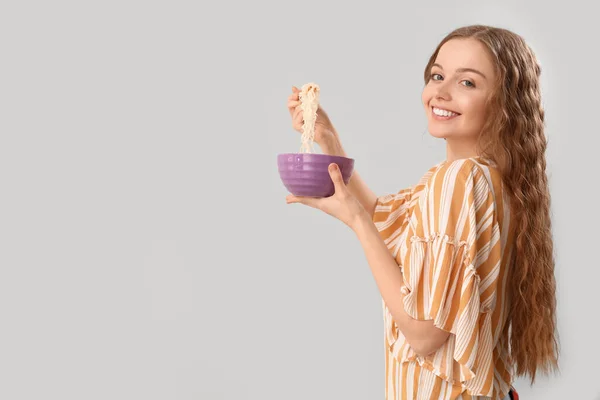 中華麺の茶碗を背景にした若い女性 — ストック写真
