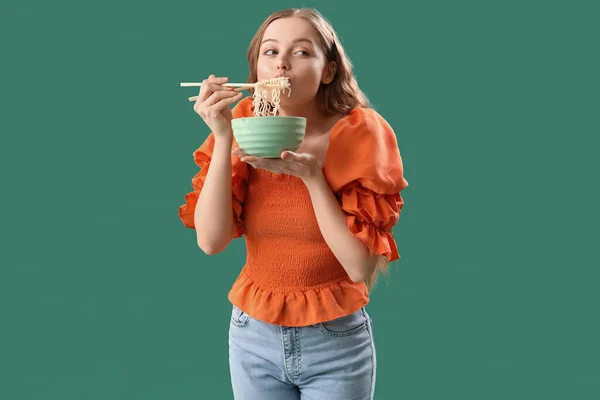 Mujer Joven Comiendo Fideos Chinos Sobre Fondo Verde — Foto de Stock