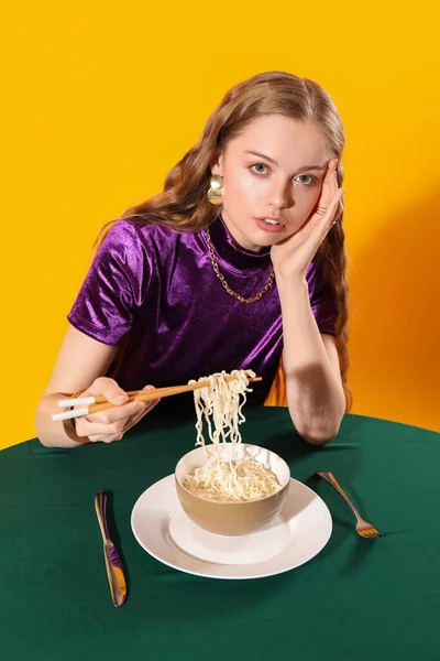 Mujer Joven Con Tazón Fideos Chinos Mesa Sobre Fondo Amarillo — Foto de Stock