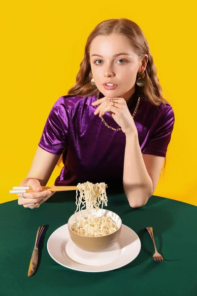 Junge Frau Mit Schale Chinesischer Nudeln Tisch Auf Gelbem Hintergrund — Stockfoto