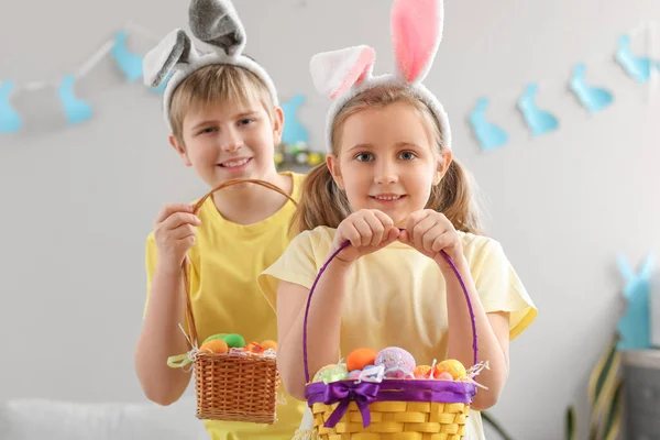 ウサギの耳とイースターエッグのバスケットを持つ小さな子供たち — ストック写真