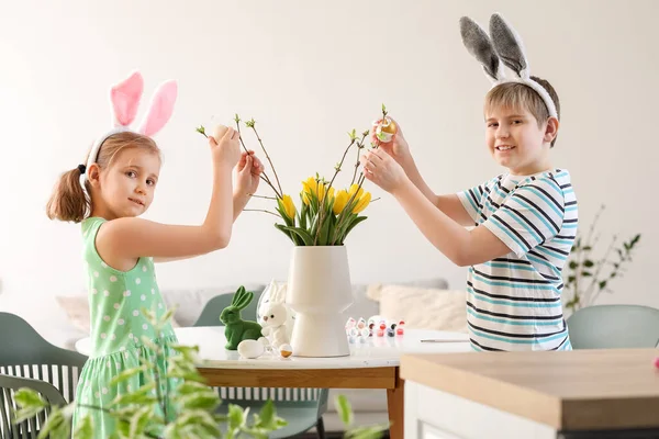 Crianças Pequenas Decorando Galhos Árvores Com Ovos Páscoa Cozinha — Fotografia de Stock