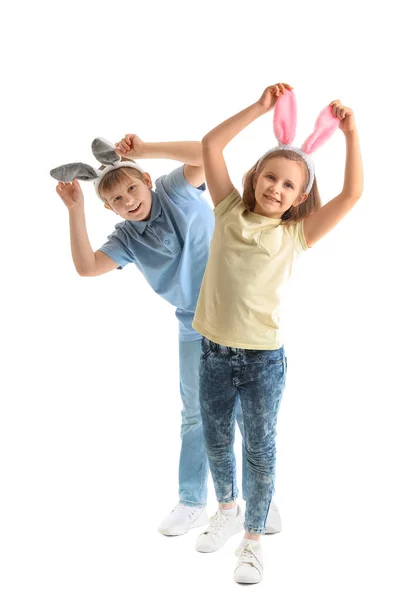 白い背景にウサギの耳の小さな子供たち イースターのお祝い — ストック写真