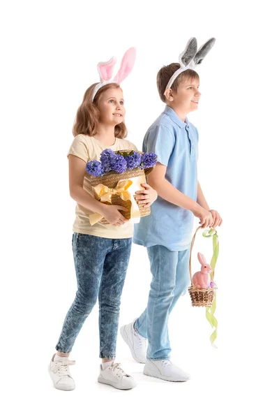 白い背景に花やイースターエッグを持つウサギの耳の小さな子供たち — ストック写真