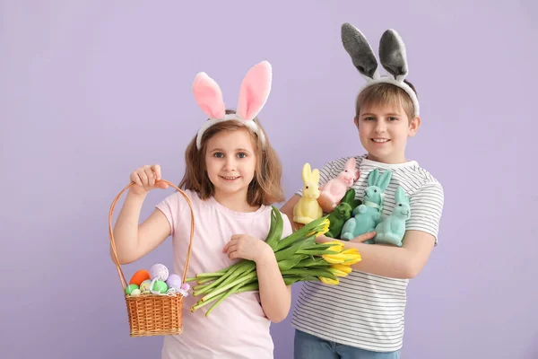 Kleine Kinder Hasenohren Mit Ostereiern Spielzeughasen Und Tulpen Auf Fliederfarbenem — Stockfoto
