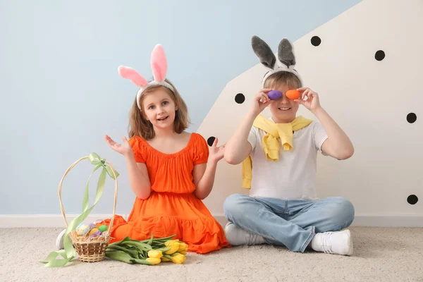 Kleine Kinder Hasenohren Mit Ostereiern Sitzen Hause — Stockfoto
