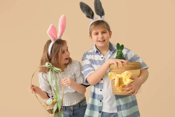 Kleine Kinder Hasenohren Mit Körben Voller Ostereier Auf Beigem Hintergrund — Stockfoto