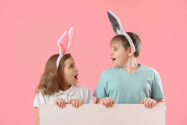 Schockierte Kleine Kinder Hasenohren Mit Leerem Poster Auf Rosa Hintergrund — Stockfoto