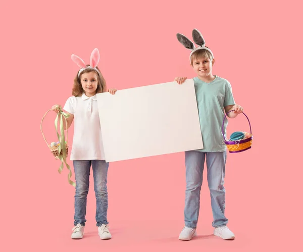イースターエッグとピンクの背景に空白のポスターを持つウサギの耳の小さな子供 — ストック写真