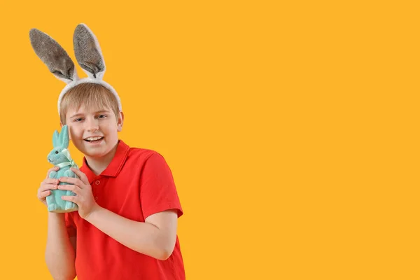 Kleiner Junge Hasenohren Mit Osterhasen Auf Gelbem Hintergrund — Stockfoto