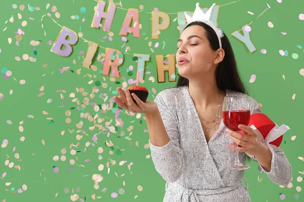Mujer Joven Feliz Con Muffin Cumpleaños Copa Vino Sobre Fondo —  Fotos de Stock