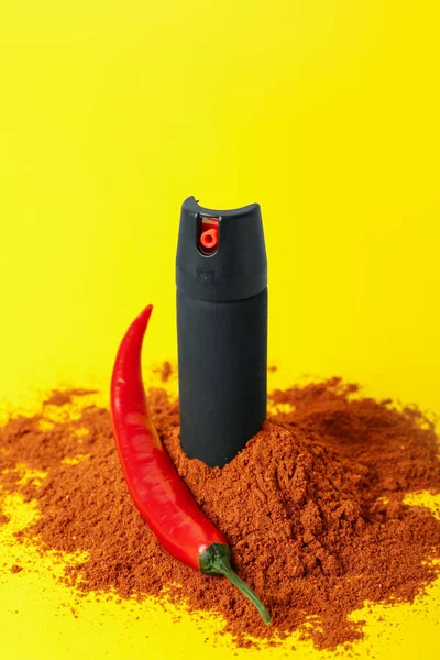 Spray Chili Pepper Powder Yellow Background — Stock Photo, Image