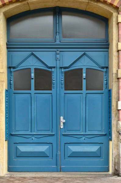Vista Edifício Velho Com Porta Madeira Azul — Fotografia de Stock
