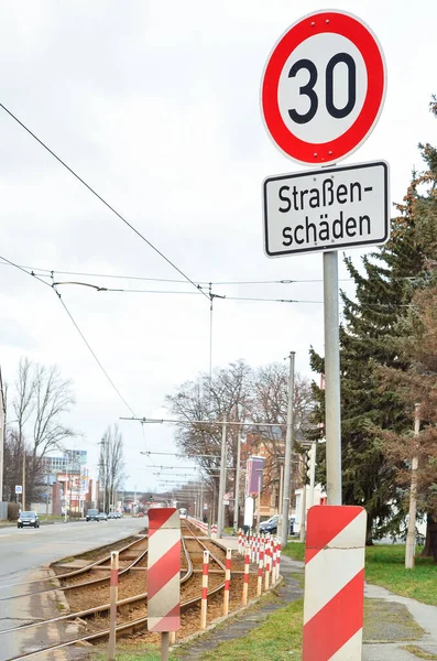 Visa Hastighetsbegränsning Tecken Staden — Stockfoto