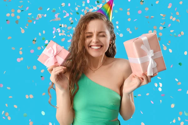 Mujer Joven Feliz Con Regalos Cumpleaños Sobre Fondo Azul — Foto de Stock