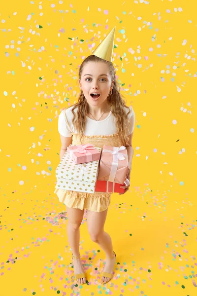 Meglepett Fiatal Születésnapi Ajándékok Sárga Háttér — Stock Fotó