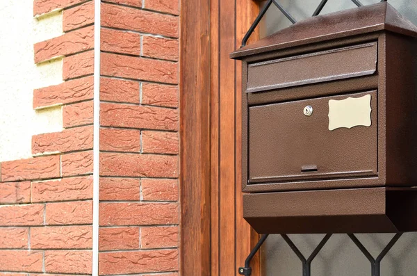 Kapı Izgarasında Posta Kutusu Görüntüsü — Stok fotoğraf
