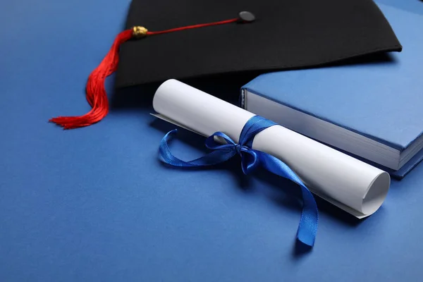 Mavi Arka Planda Kurdeleli Diploma Mezuniyet Şapkası — Stok fotoğraf