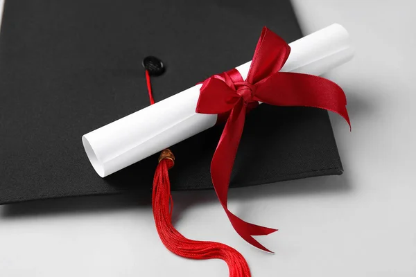 Kırmızı Kurdeleli Diploma Beyaz Arka Planda Mezuniyet Şapkası — Stok fotoğraf