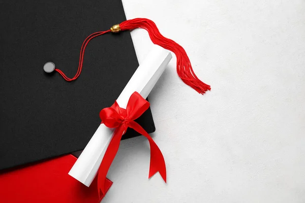 Diploma Con Cinta Roja Sombrero Graduación Sobre Mesa Blanca —  Fotos de Stock