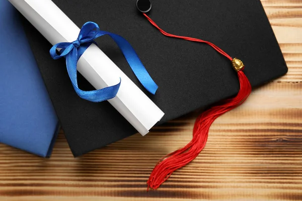 Mavi Kurdeleli Diploma Mezuniyet Şapkası Tahta Masa Üzerine Kitap — Stok fotoğraf