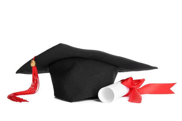 Diplom Mit Roter Schleife Und Abschlussmütze Isoliert Auf Weißem Hintergrund — Stockfoto
